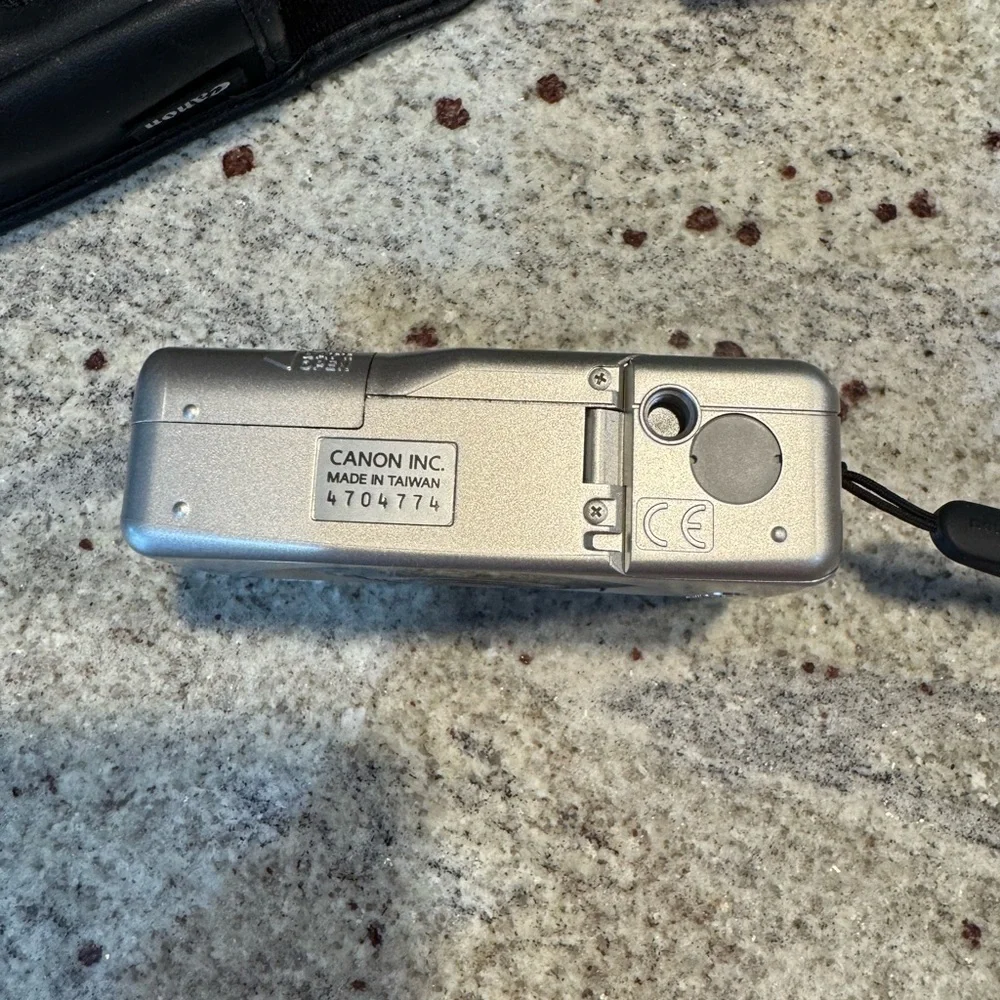 Canon ELPH LT 260 Silver Camera